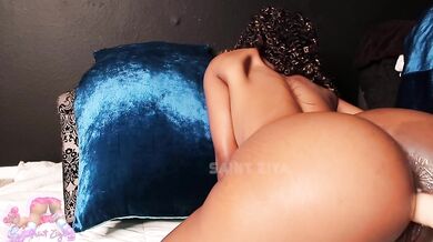 Saint Ziya Twerks Big Ass on Fast Fucking Machine Gushes Tight Creamy Pussy