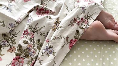 Petite Stepsis Shares Bed Prone Bone Creampie Flooded