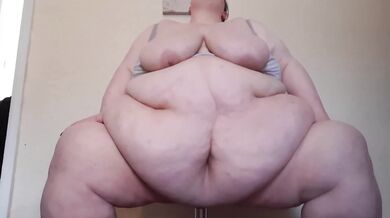 Chubby curvy goddess twerking big boobs jiggle solo