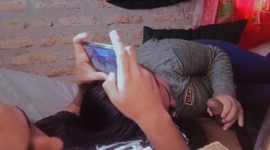 My best friend wants to blow me while I play free fire on my phone