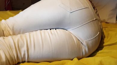Blonde Brit loses control stains her white jeans again