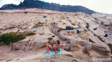 Shameless vacationing MILF masturbates on beach then gets raw fucked by stranger
