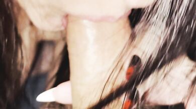 MILF milf с красным маникюром ласкает член и кончает на лицо спермой