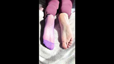 Freeuse MILF Julie Moon Ignores TikTok Cum Blasts Soles